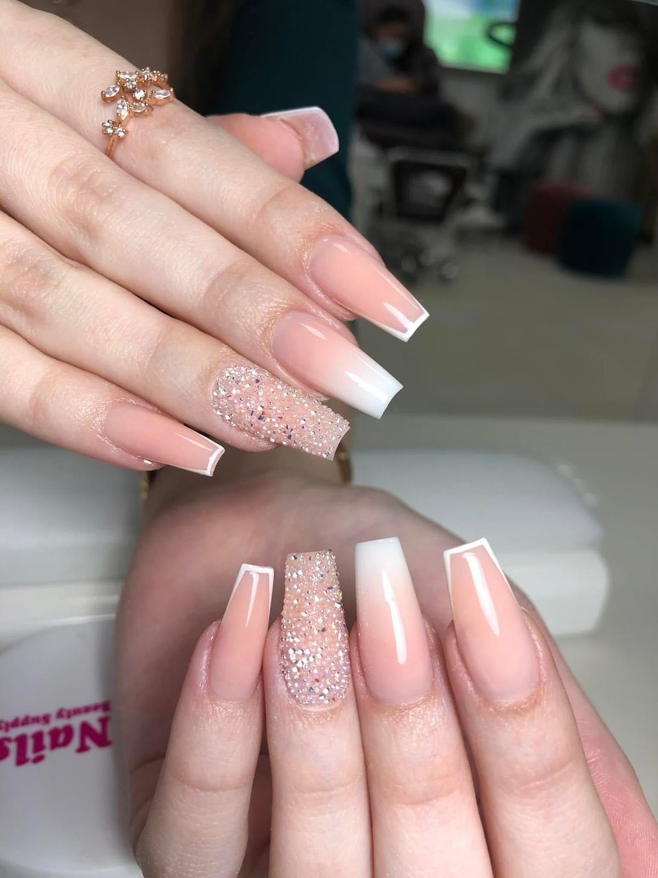 Babyboomer with glitter accent nail